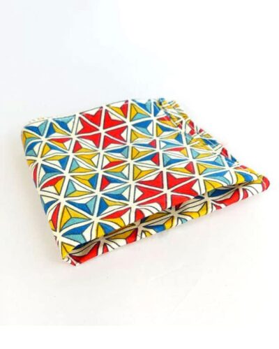 una pajarita y un pañuelo a juego. Ideal para eventos o aquellos trabajos que requieran presencia en el vestir. Gracias a su gran versatilidad se pueden usar tanto juntos como por separado. Sus acabados están realizados en cuero de piel natural. Diseñados y fabricados de forma artesanal completamente en España. La colección seda está diseñada siguiendo las últimas tendencias de moda. Incluye: Estuches presentación en cartones reciclados separados por piezas. Envío gratuito a Península y Baleares. Envío gratuito a partir de 200€ a todas las zonas y países. Envío en: Península 24h /48h – Canarias y resto de países de 48h a 7 días        (Tiempo de preparación máximo 72h)